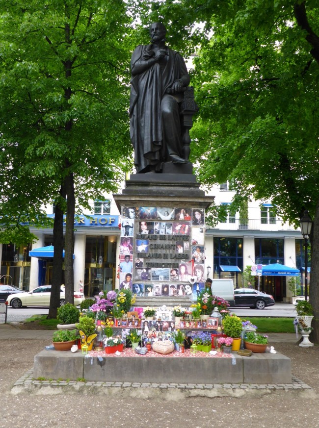 The Wackos hijack a statue.