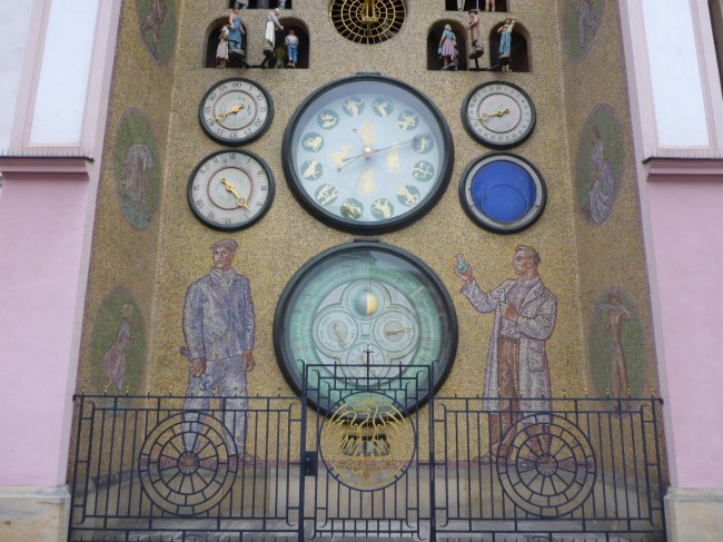 The Socialist Workers take care of this astronomical clock.