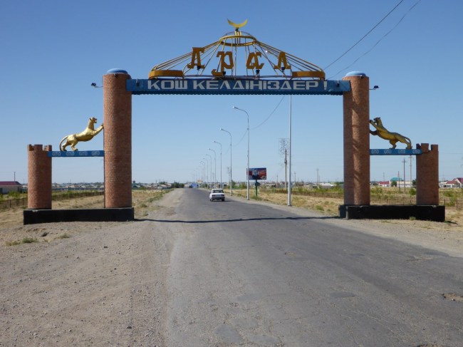 Typically decorative town gateway, this one to Aral.