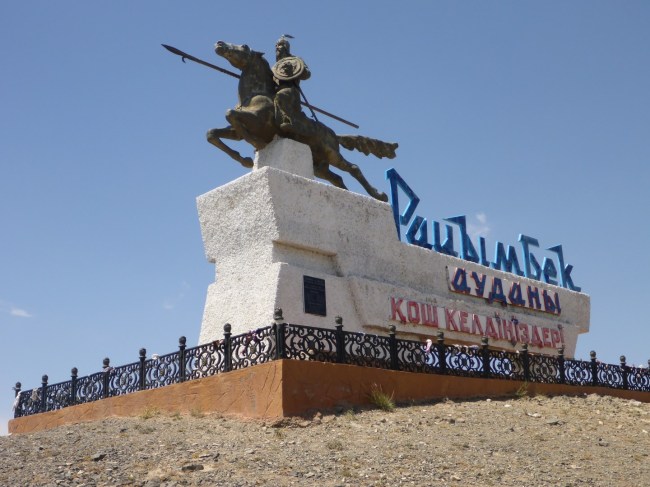 Another great roadside statue. I've no idea who he is though.