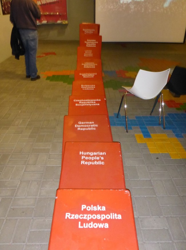 A model portraying the domino effect of Poland's freedom.