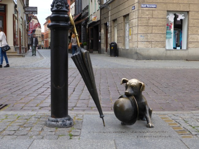 Chaplinesque sculpture.