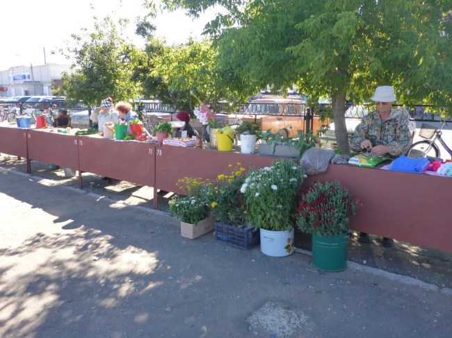Well organised Sunday market.