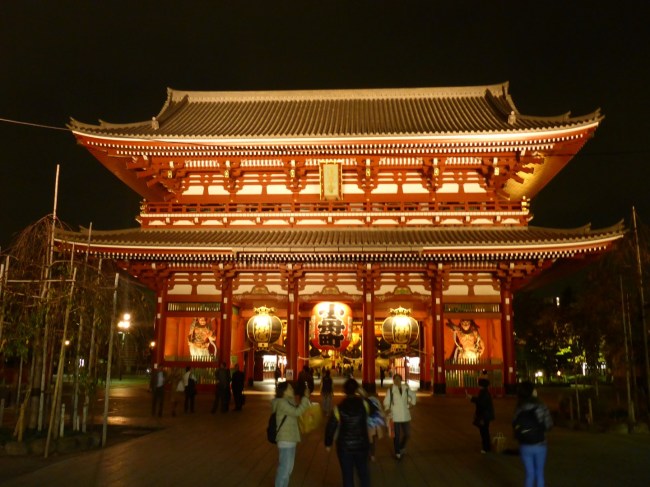 The temple gate by night. I think it looks better than in the daylight.